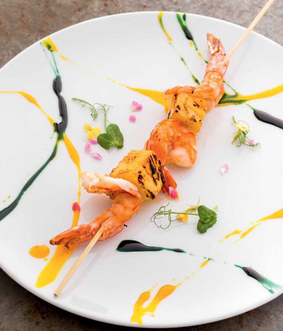 Шашлычки из креветок с ананасом на гриле