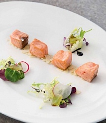 Лосось на салатной подушке