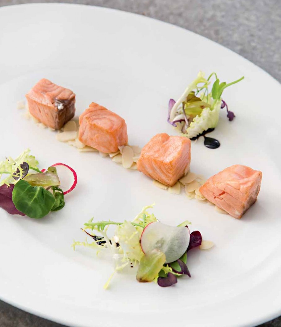 Лосось на салатной подушке